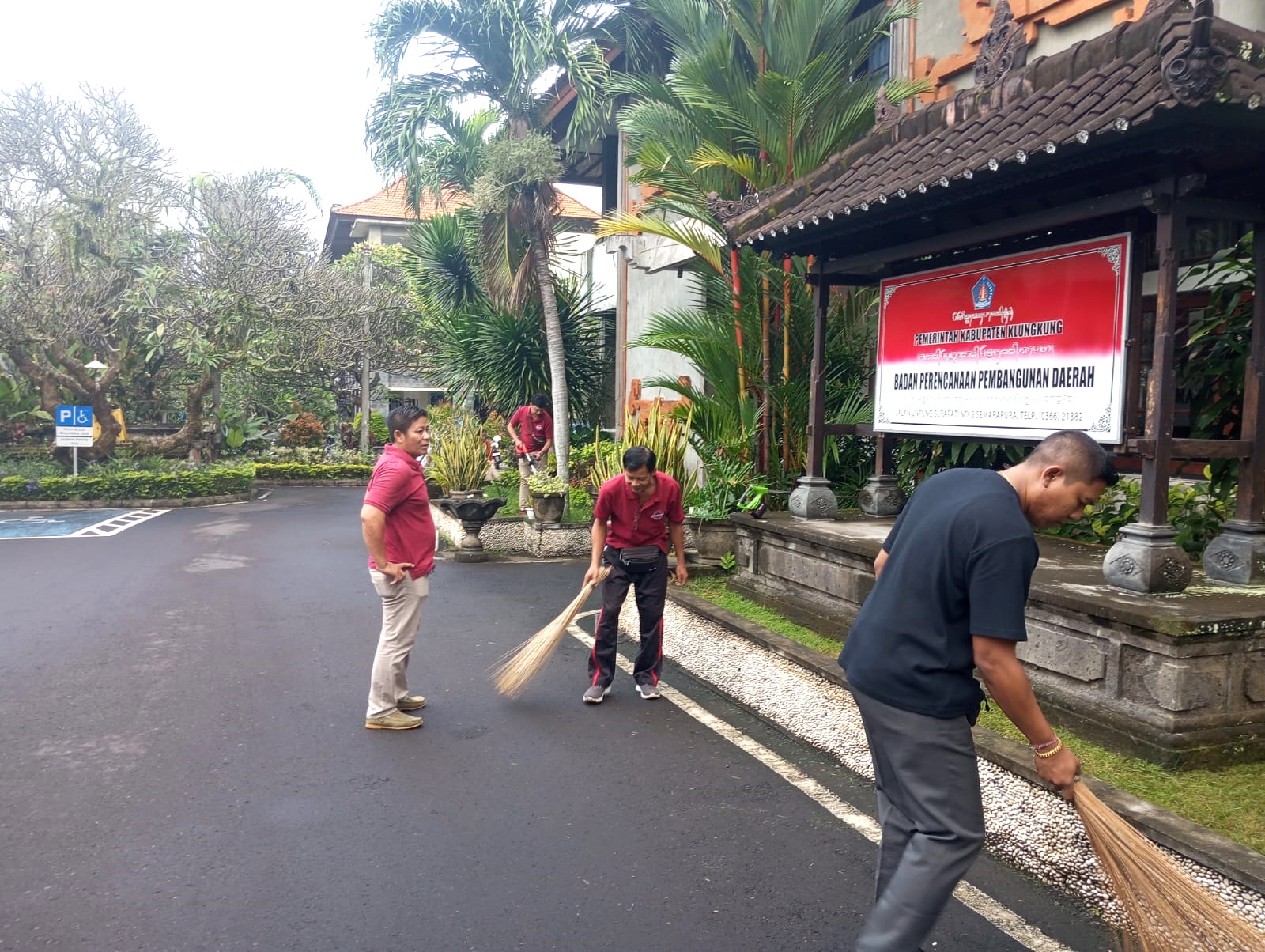 Bappeda Gelar Jumat Bersih, Percantik Pertamanan Areal Kantor